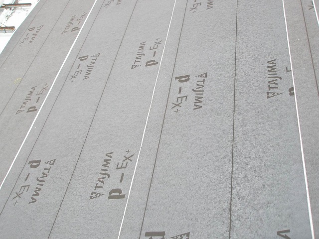 防水シートを少しずつ重ねながら貼る